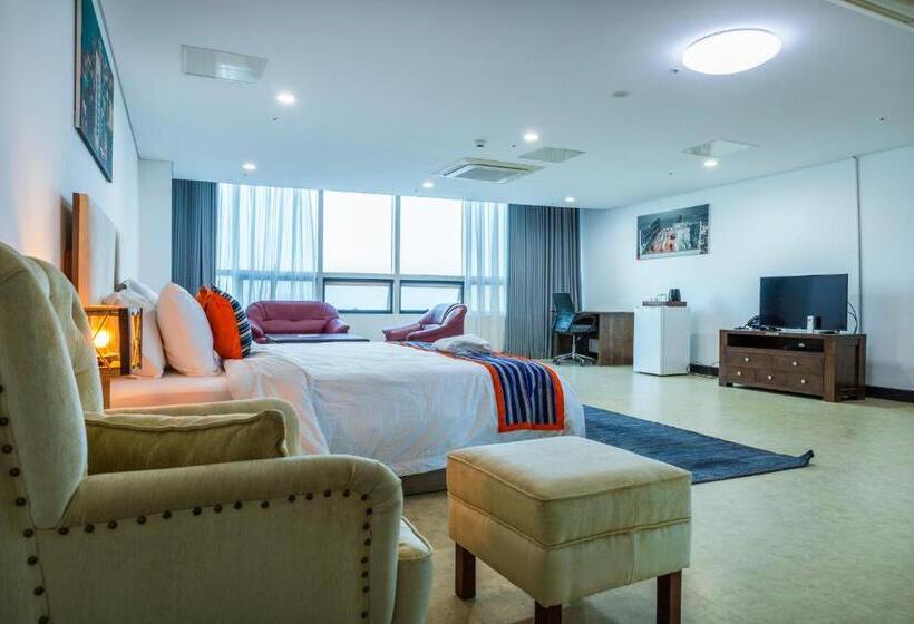 اتاق لوکس, The View Hotel Restaurant & Sky Lounge