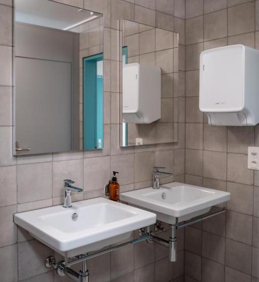 스탠다드 4인용 룸 공용 욕실, Bogentrakt