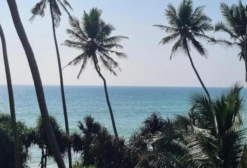 Perhehuone Merinäkymä, Dhammika Beach Palace