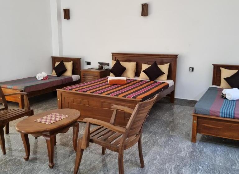 اتاق خانوادگی با چشم‌انداز دریا, Dhammika Beach Palace