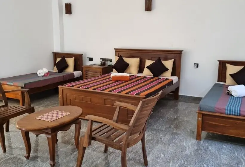 Perhehuone Merinäkymä, Dhammika Beach Palace