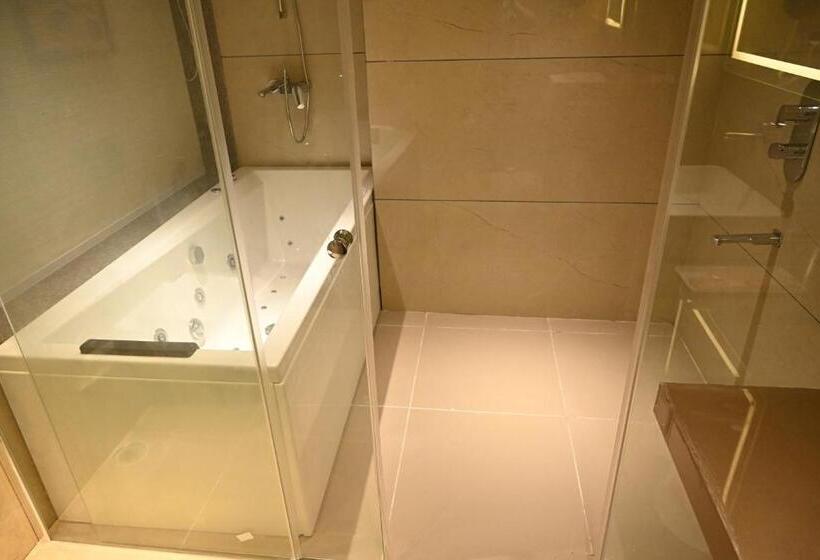 スイート, Jalsa Retreat