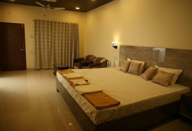 اتاق استاندارد چهارنفره با چشمانداز باغ, Ashoka Lawns And Resort