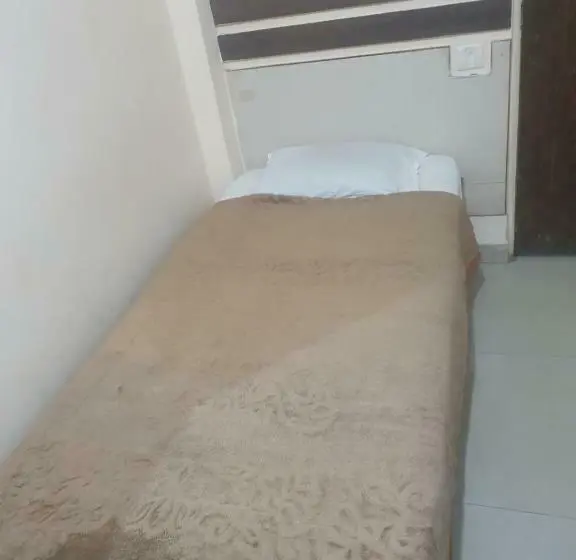 Chambre Economy Individuelle, Anmol