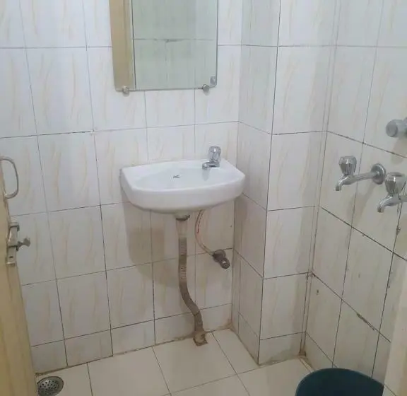 Chambre Economy Individuelle, Anmol
