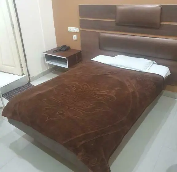 Chambre Supérieure Individuelle, Anmol