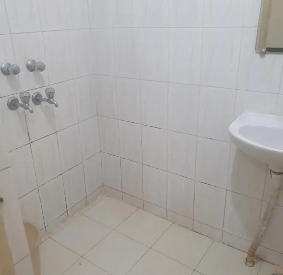 Chambre Supérieure Individuelle, Anmol
