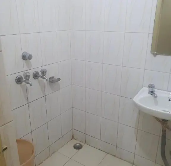 Chambre Supérieure Individuelle, Anmol