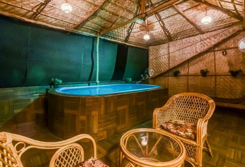 חדר קלאסי לשלושה, Collection O 703318  Sangia