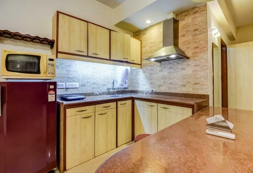 חדר קלאסי לשלושה, Collection O 703318  Sangia