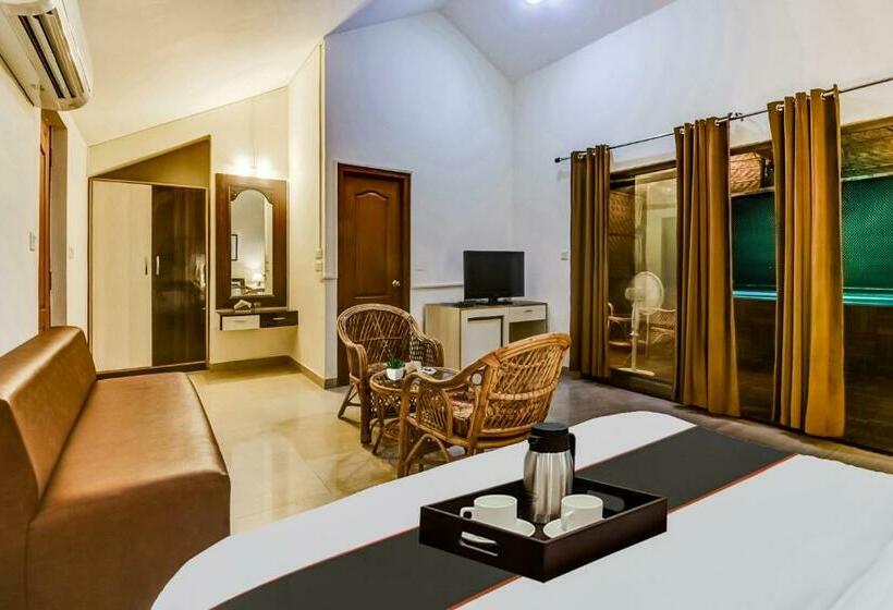 חדר קלאסי לשלושה, Collection O 703318  Sangia