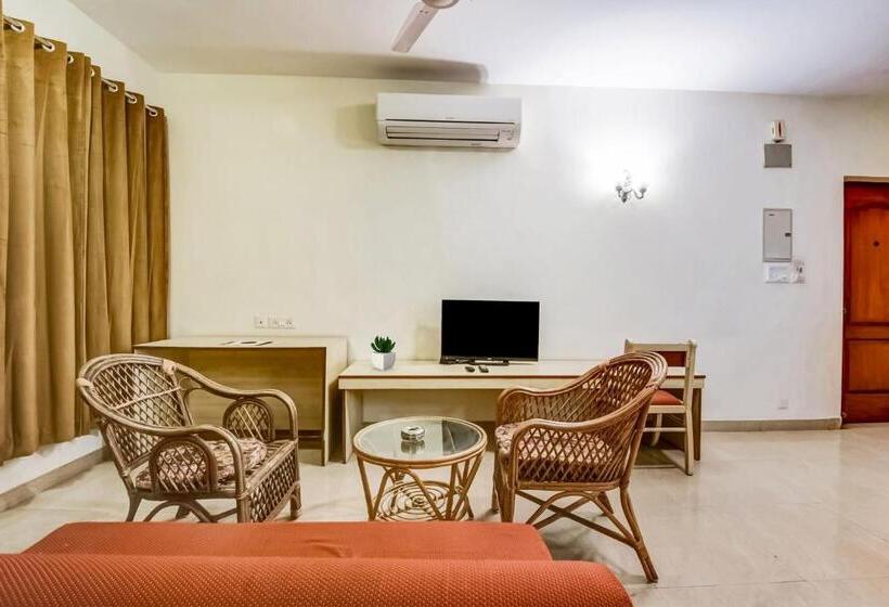 חדר קלאסי לשלושה, Collection O 703318  Sangia