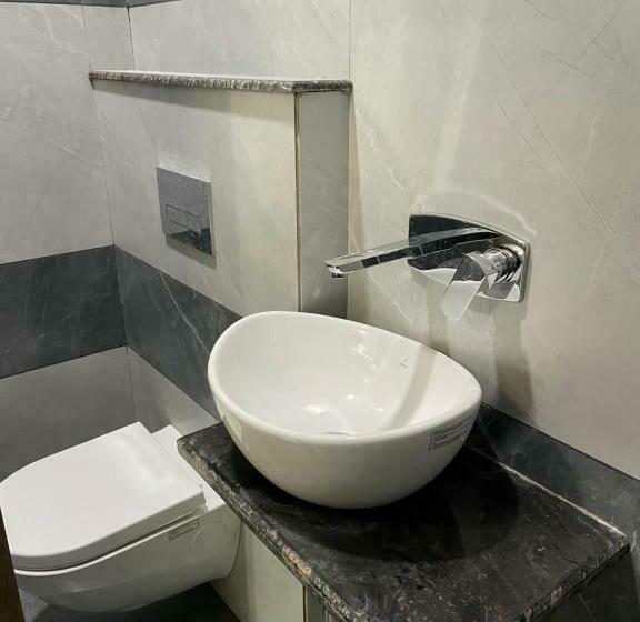 חדר דלוקס, Teertham