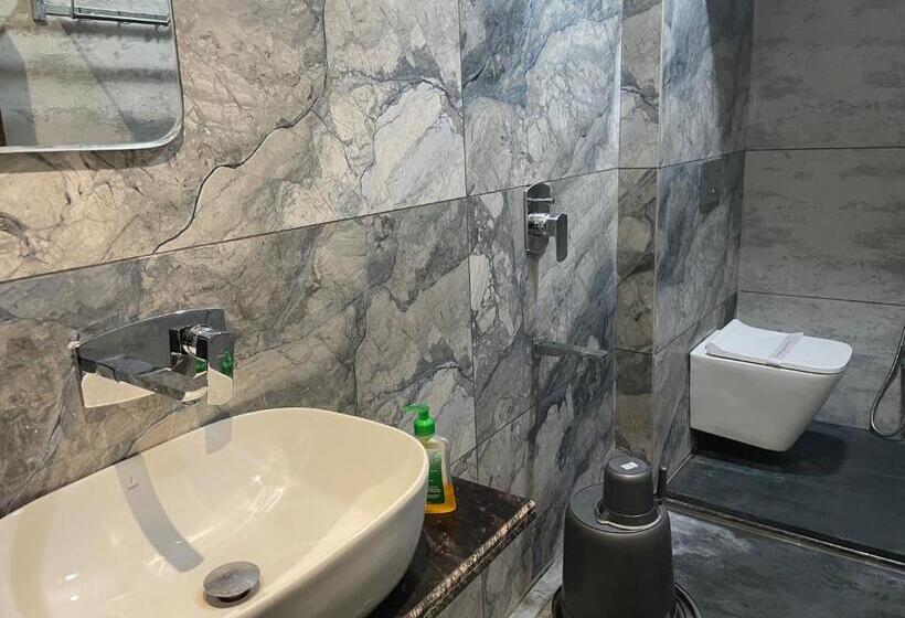 חדר אקזקיוטיב, Teertham