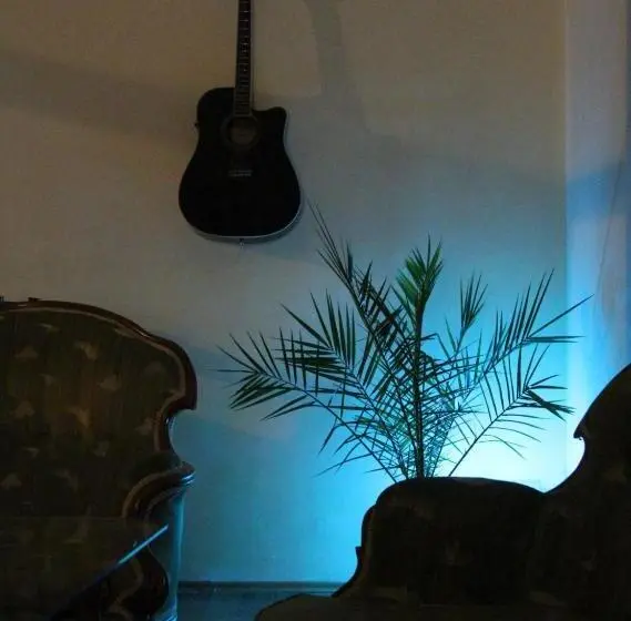 اتاق خانوادگی, Lucky Hostel