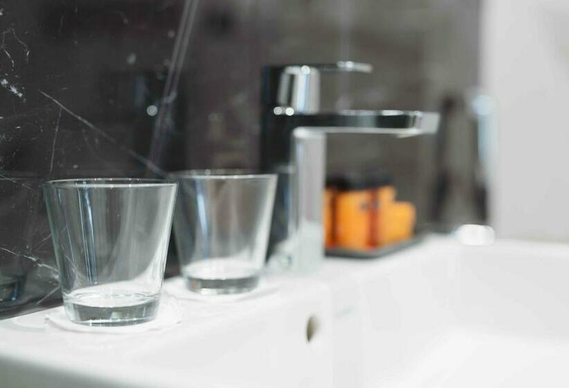 Habitació Superior, Bastian