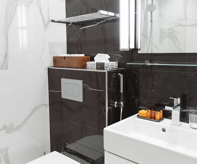 Habitació Superior, Bastian