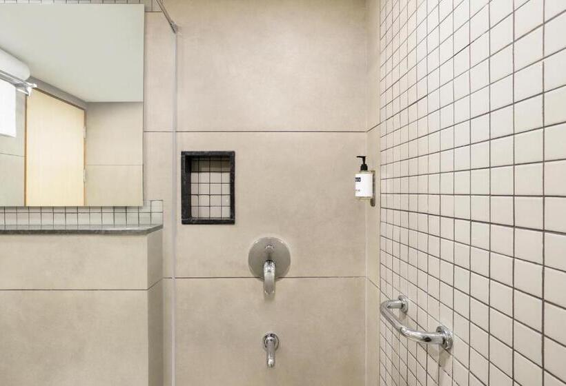 带大床的豪华间, Keys Lite By Lemon Tree Hotels Sreekanya