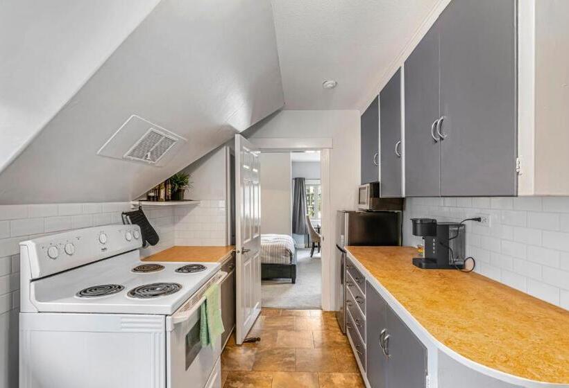 شقة غرفتين, Cloudside