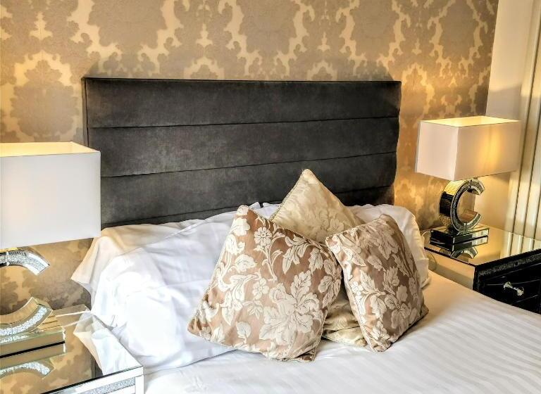 غرفة قياسية, Serendipity House