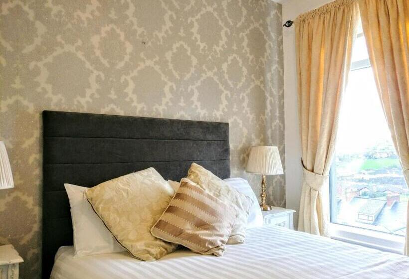 غرفة قياسية ثلاثية, Serendipity House