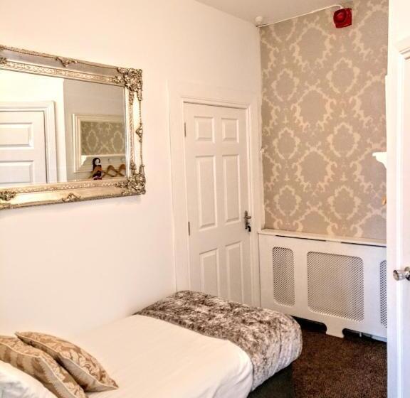 غرفة قياسية ثلاثية, Serendipity House