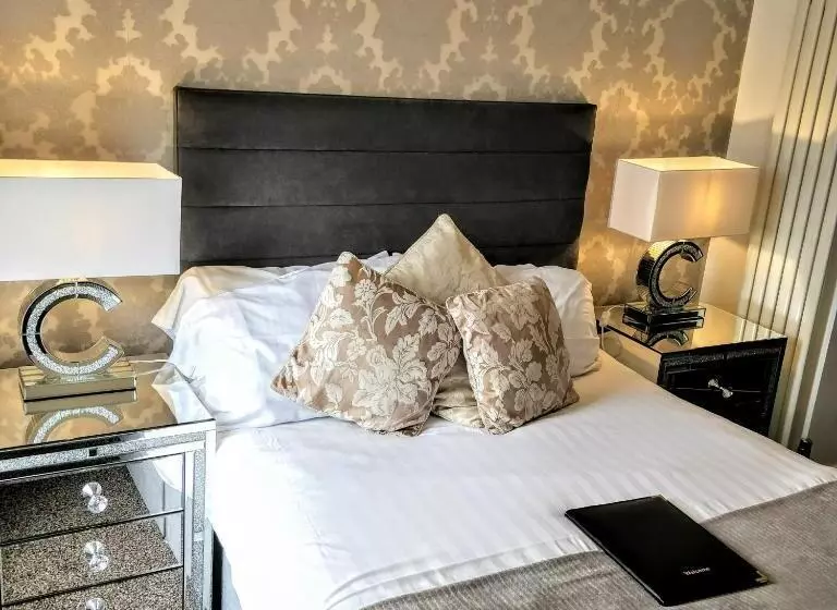 اتاق استاندارد سه نفره, Serendipity House