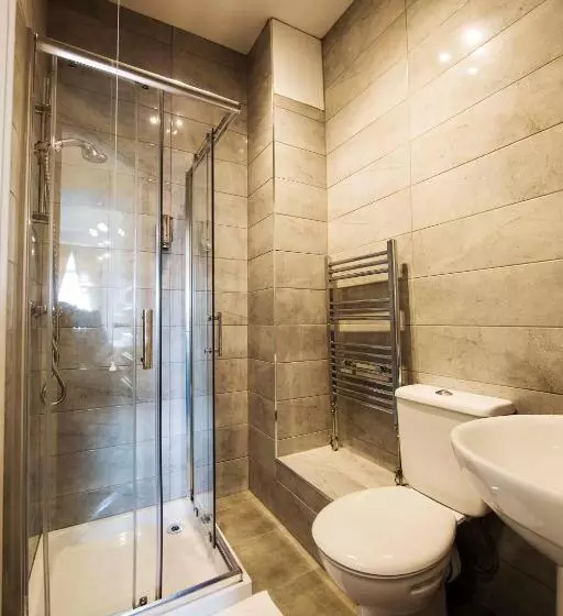 اتاق استاندارد سه نفره, Serendipity House