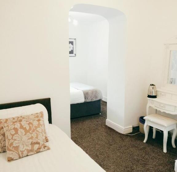 غرفة قياسية ثلاثية, Serendipity House