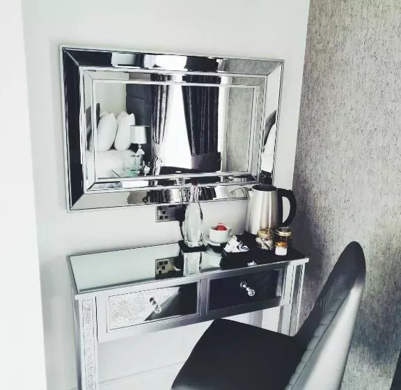 اتاق لوکس یک تخته, Serendipity House