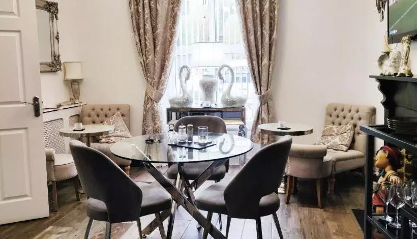 اتاق لوکس یک تخته, Serendipity House