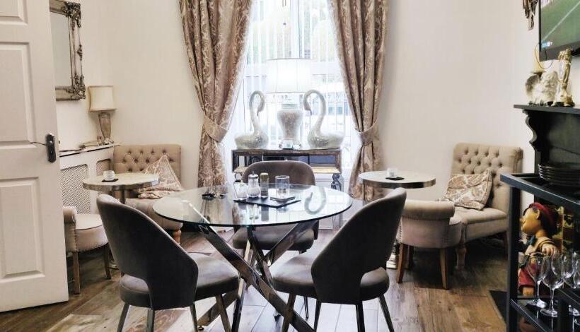 غرفة ديلوكس ثلاثية, Serendipity House