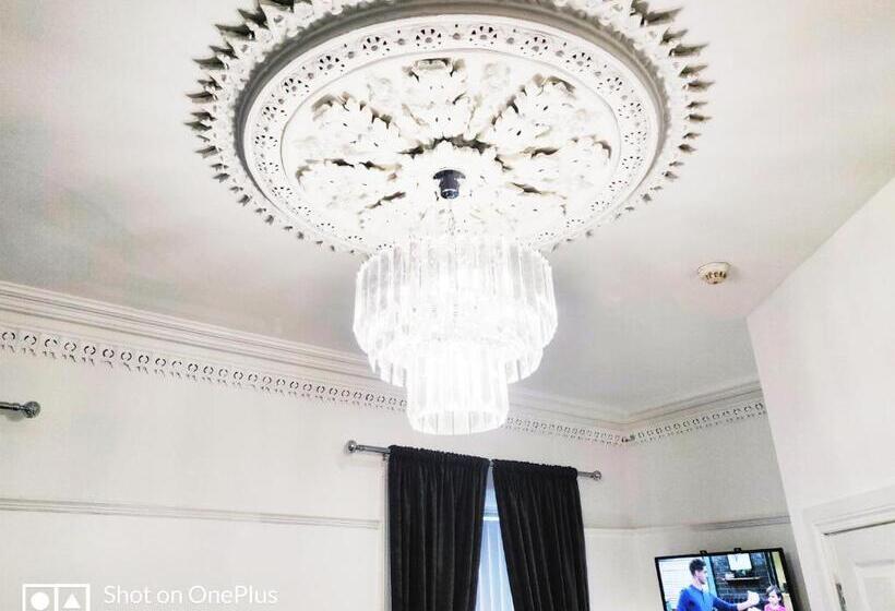 غرفة ديلوكس ثلاثية, Serendipity House