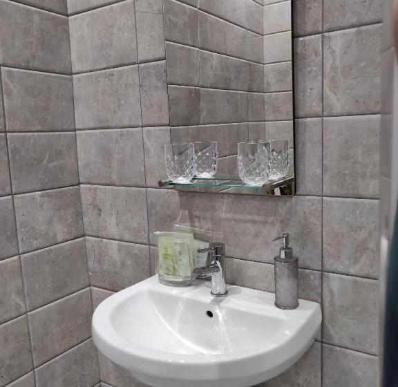 غرفة ديلوكس ثلاثية, Serendipity House