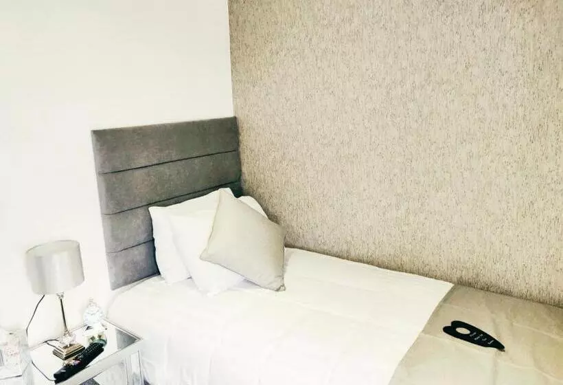 اتاق اکونومی یک تخته, Serendipity House