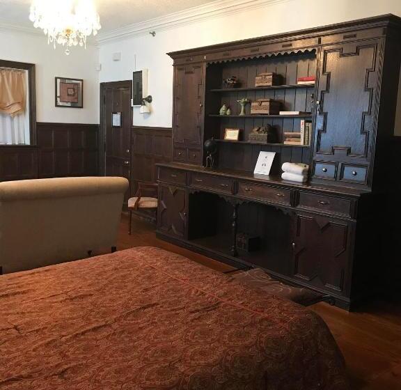 جناح جونيور, The Castle At Skylands Manor