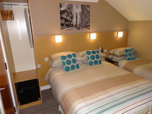 חדר סטנדרט לשלושה, The Craimar