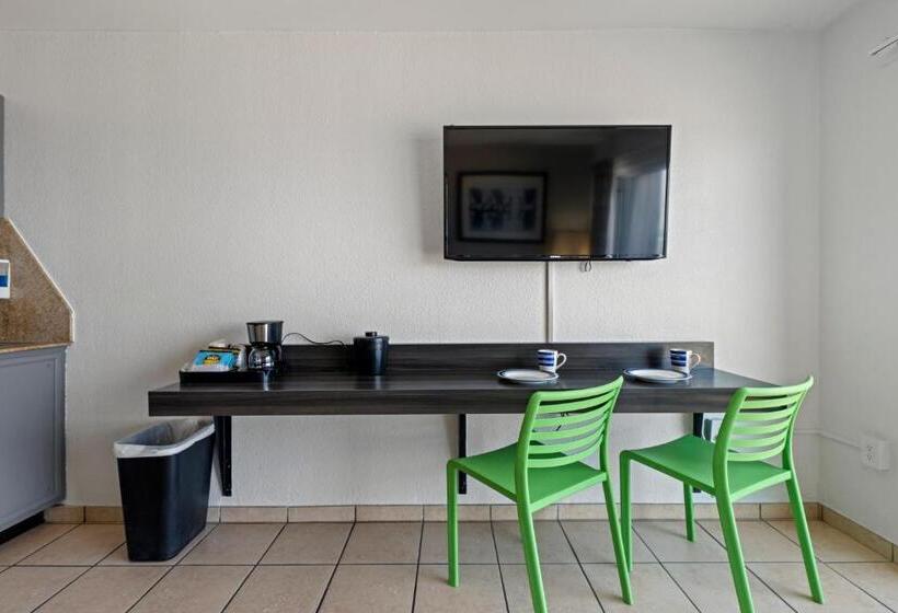 Люкс с Балконом, Surestay Studio By Best Western Virginia Beach Oceanfront