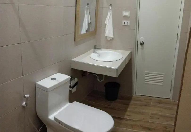 Camera Quadrupla Standard, Sbg Resort Lambug