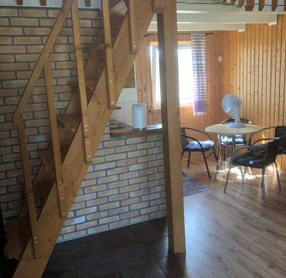 1 Sovrums Hus, Dobilas Ir Jura