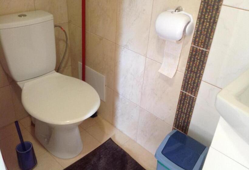 1 Sovrums Hus, Dobilas Ir Jura