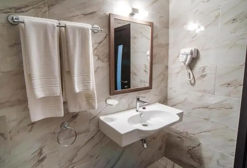 Basic Kolmen Hengen Huone, Park Hotel Yambol