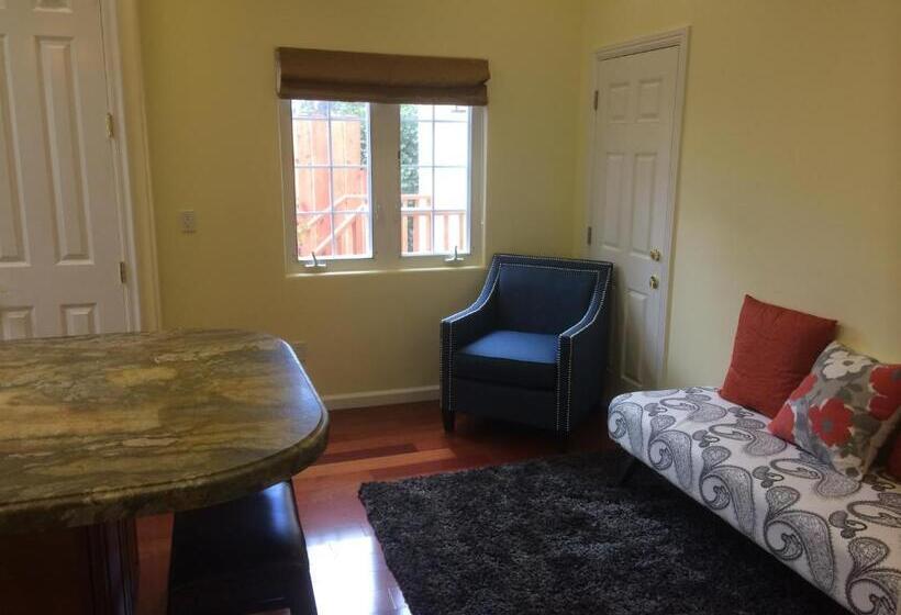 キングサイズベッドのスイートルーム, The Vendange Carmel Inn & Suites