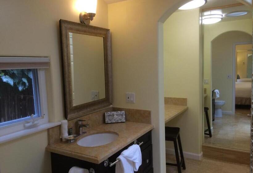 キングサイズベッドのスイートルーム, The Vendange Carmel Inn & Suites