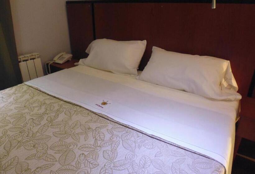 اتاق استاندارد چهار تخته, Athos