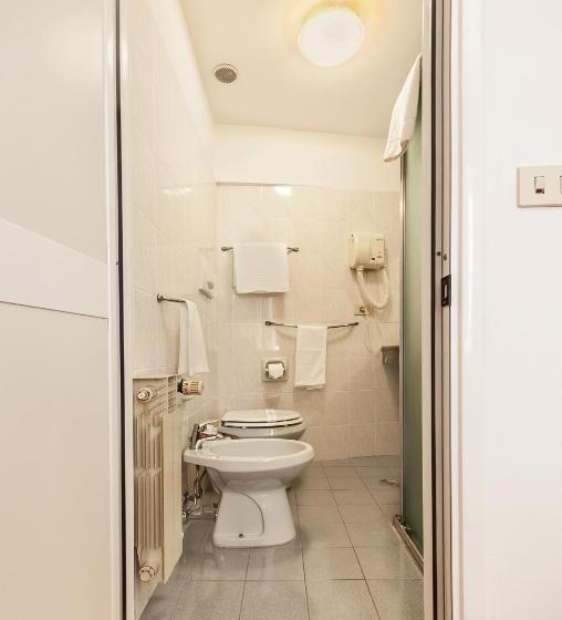 اتاق استاندارد یک نفره, Costantini