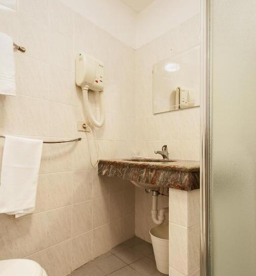 اتاق استاندارد یک نفره, Costantini