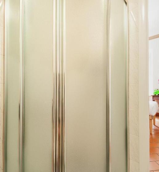 اتاق استاندارد یک نفره, Costantini