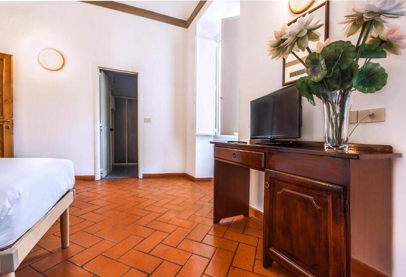 اتاق استاندارد سه نفره, Costantini