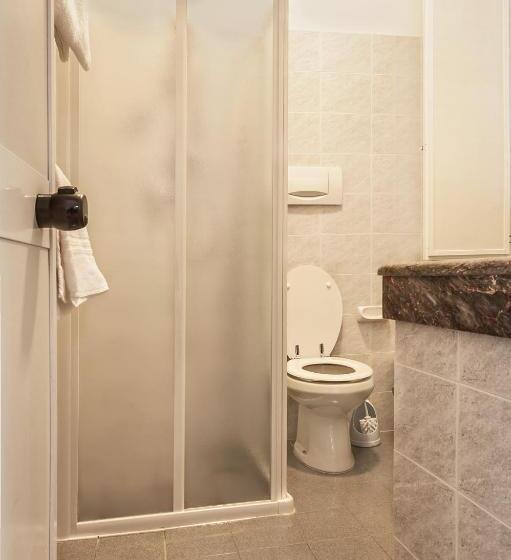 اتاق استاندارد سه نفره, Costantini